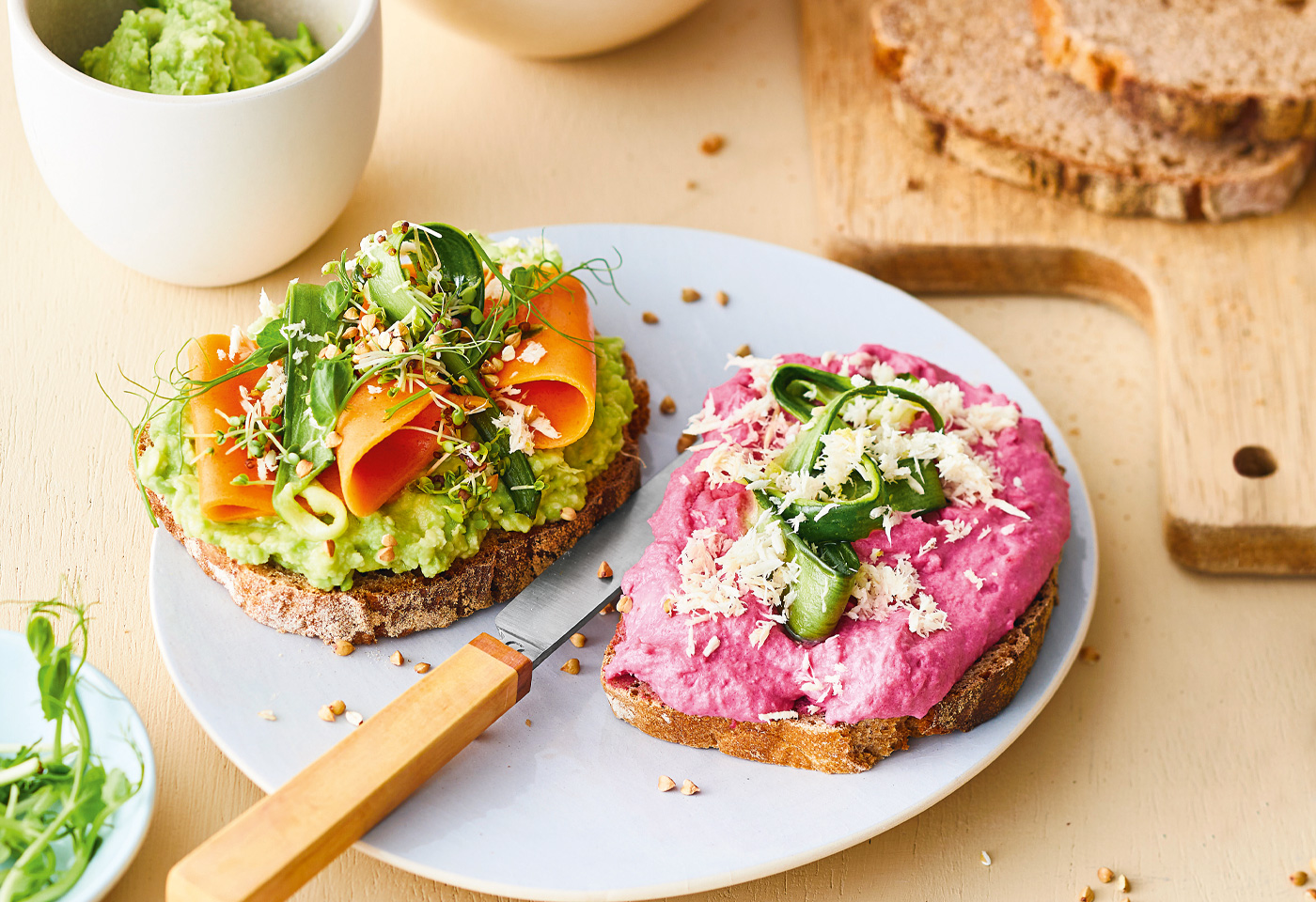 Pflanzenlachs Avocado Brot Rote R Ben Hummus Gurkenpickle Brot