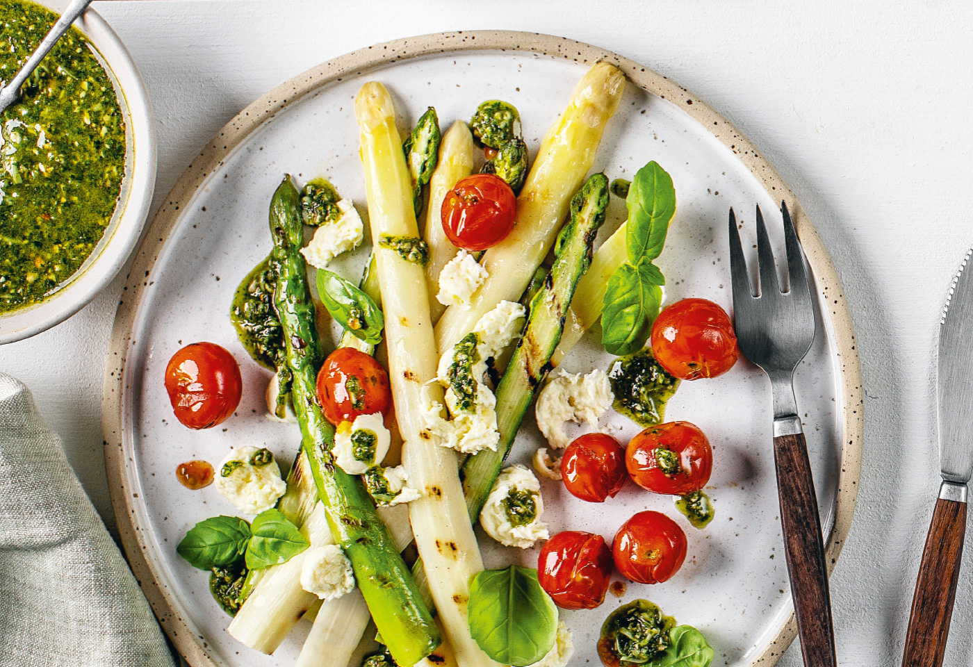 Gegrillter Spargel Mit Fr Hlingskr Uter Pesto Frisch Gekocht