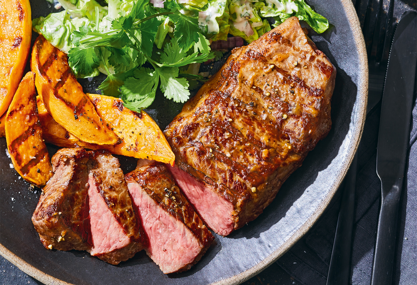 Erdnuss Marinierte Rumpsteaks Mit Gegrillten S Kartoffeln Und Salat