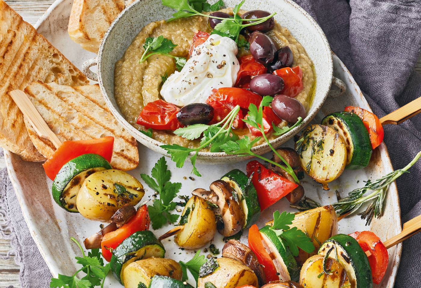 Erdäpfel Gemüse Grillspieße mit Baba Ganoush und Grilltomaten Frisch