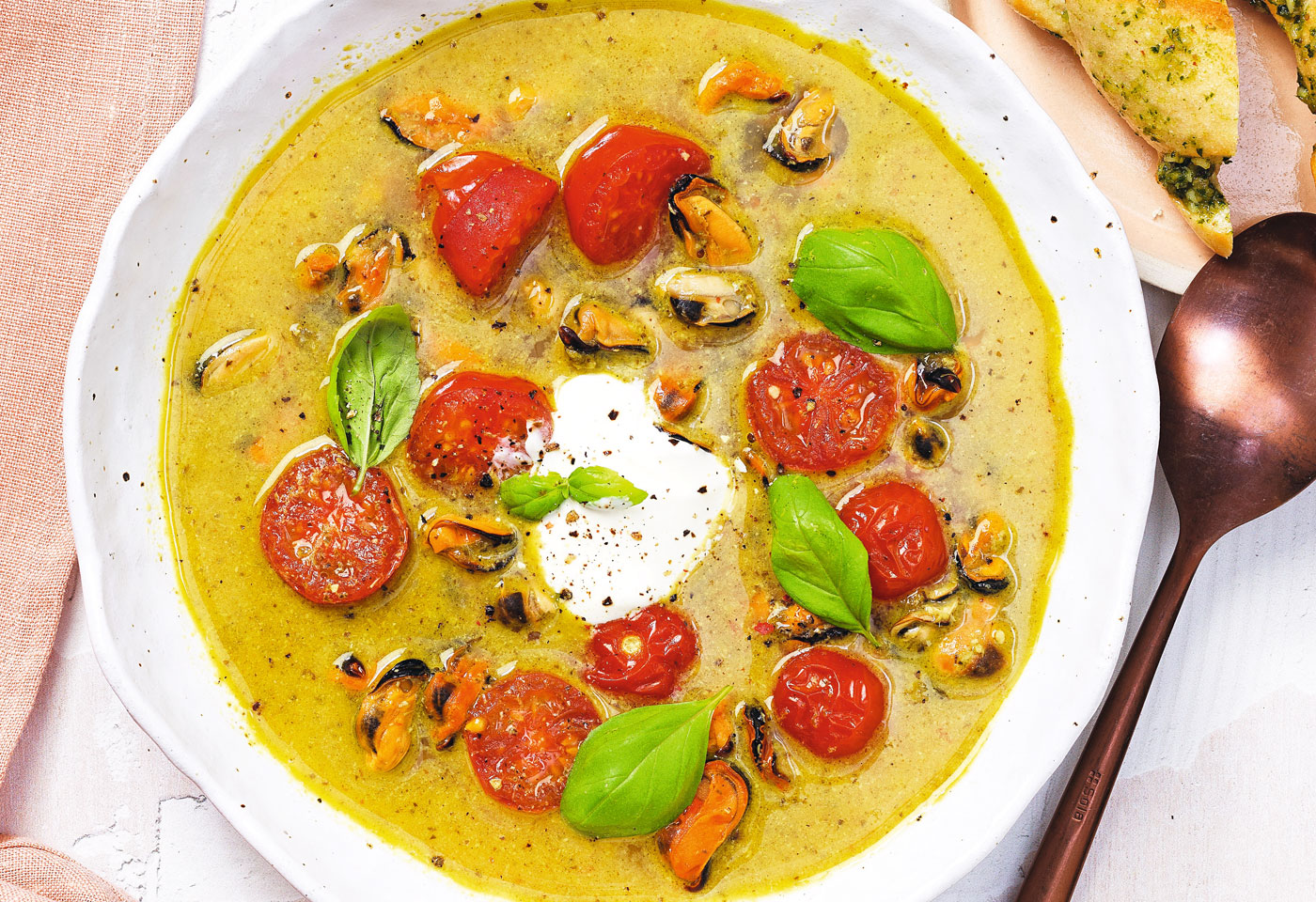 Muschelsuppe Mit Basilikum Und Cherrytomaten Frisch Gekocht