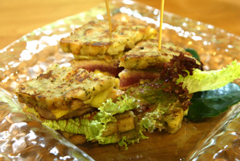 Lemongras-Serviettenknödel-Sandwich mit Tuna-Steak und Ananasscheiben