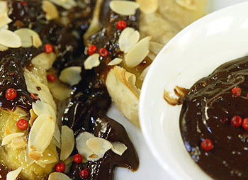 Karamellisierte Bananen im Filoteig mit Schokoladen-Pfeffer-Sauce