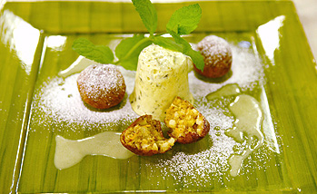Gebackene Apfelknödel mit Kürbiskernparfait Gebackene Apfelknödel mit Kürbiskernparfait