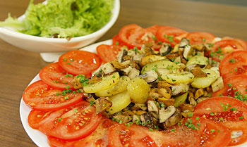 Schwammerlgröstl mit Tomaten-Carpaccio und gemischtem Blattsalat