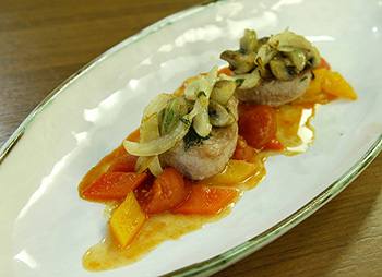 Schweinsmedaillons auf Paradeiser-Paprikaragout und Zucchini Schweinsmedaillons auf Paradeiser-Paprikaragout und Zucchini