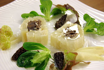 Gepresster Spargel mit Spitzmorcheln und Salat mit Arganöl Gepresster Spargel mit Spitzmorcheln und Salat mit Arganöl