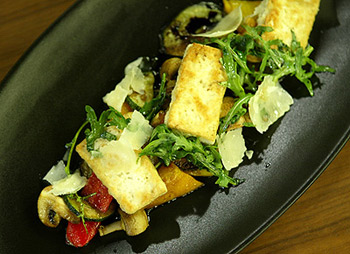 Mariniertes Gemüse mit gebratenem Tofu und Parmesan