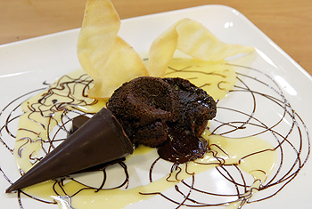 Schokoladensoufflé mit weißer Schokoladensauce