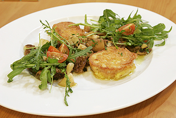 Warmer Pilzsalat mit Rucola, Parmesan und gebackenen Kräuterbrotschnitten