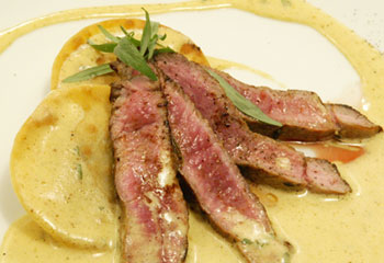 Beiriedschnitten mit gebackenen Zwiebelravioli und Sauce béarnaise