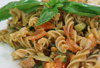Vollkornnudeln mit Paradeiser-Zucchini-Oliven-Sauce und Pinienkernen Vollkornnudeln mit Paradeiser-Zucchini-Oliven-Sauce und Pinienkernen