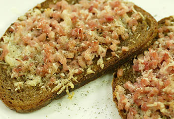 Knuspriges Beinschinken-Brot mit Samtsuppe von zweierlei Petersilie Knuspriges Beinschinken-Brot mit Samtsuppe von zweierlei Petersilie