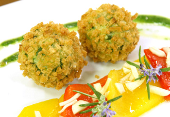 Knusprige Bärlauch-Schafskäseknödel auf eingelegtem Paprika Knusprige Bärlauch-Schafskäseknödel auf eingelegtem Paprika