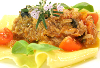 Nudelblatt mit Thunfisch-Tomaten-Olivenragout