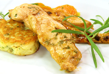 Hühnerbrust-Streifen mit Karotten-Currysalat und Erdäpfel-Crêpes
