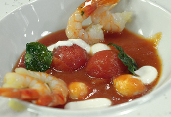 Geeiste Tomatensuppe mit Shrimpsspieße