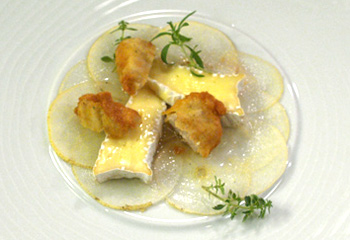 Carpaccio von der Apfelbirne mit Brie de Meaux und Kalbfleischwürfeln