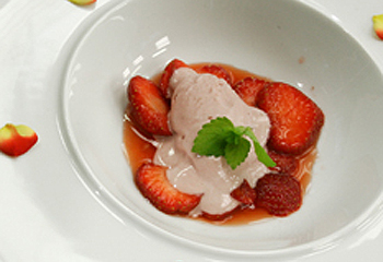 Erdbeereis mit marinierten Erdbeeren und Waffeln