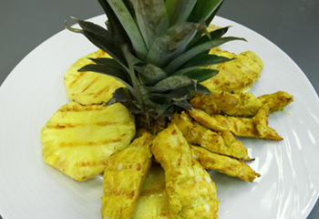 Marinierte Hühnerbrust mit gegrillter Ananas