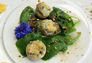 Spinatsalat mit Champignons und Steinpilzen