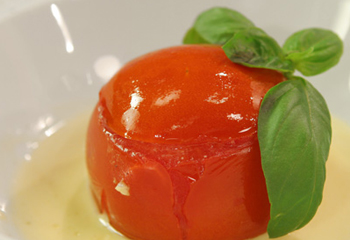 Mit Garnelen gefüllte Tomaten in Weißweinsauce