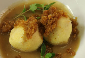 Grießknödel mit Speck auf dunkler Einbrenn Grießknödel mit Speck auf dunkler Einbrenn