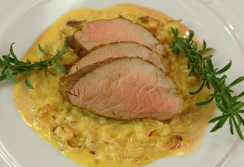 Geräuchertes Schweinsfilet auf Zartweizen à la carbonara Geräuchertes Schweinsfilet auf Zartweizen à la carbonara