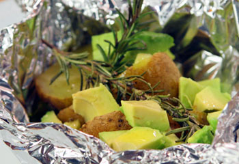 Rosmarin-Kartoffeln in der Folie und Avocado