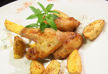 Chicken Wings mit Blue-Cheese-Dip und Potatoe Wedges