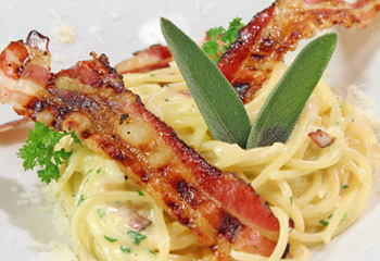 Spaghetti Carbonara mit gebratenem Speck