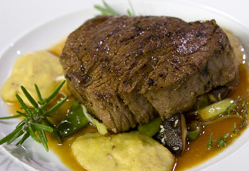 Teriyaki vom Rinderfilet mit Linsensauce und gebratenem Gemüse Teriyaki vom Rinderfilet mit Linsensauce und gebratenem Gemüse