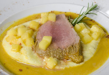 Rosa Kalbstafelspitz in Zitronengras-Sauce mit Rauchpolenta