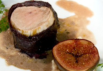Schweinslungenbraten im Rotkrautmantel mit Cassisfeige Schweinslungenbraten im Rotkrautmantel mit Cassisfeige