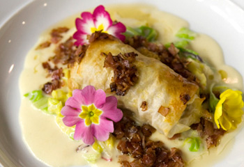 Fleischstrudel auf Speckwirsing Fleischstrudel auf Speckwirsing