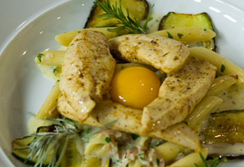 Penne Carbonara mit Zucchini und Huhn
