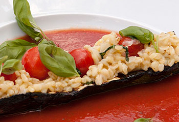 Zucchini mit Weizenrisotto auf geeister Tomatensuppe