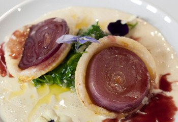 Rotwein-Zwiebel-Tarte mit Blattspinat und Graukäseschaum