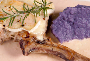Überbackenes Kalbskotelett auf Radieschen-Creme mit violettem Kartoffelpüree