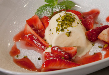Mascarpone-Honig-Parfait mit Erdbeeren