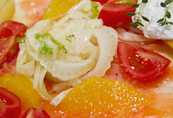 Roh marinierter Lachs mit Orangen-Fenchel-Salat und gefüllten Kartoffeln