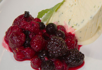 Honigparfait mit Zitronenthymian und marinierten Beeren Honigparfait mit Zitronenthymian und marinierten Beeren