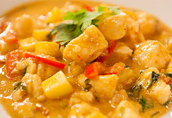 Rotes Thai-Curry mit Fisch