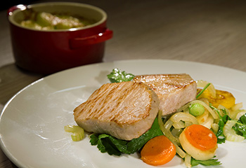 Schweinsrücken mit Röstgemüse und gratinerten Krenerdäpfeln Foto: © ORF/Interspot Schweinsrücken mit Röstgemüse und gratinerten Krenerdäpfeln Foto: © ORF/Interspot