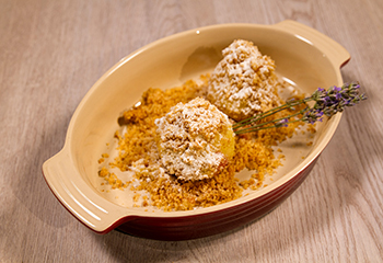 Zwetschkenknödel in Butter-Zimtbrösel und Lavendelöl Foto: © ORF/Interspot Zwetschkenknödel in Butter-Zimtbrösel und Lavendelöl Foto: © ORF/Interspot