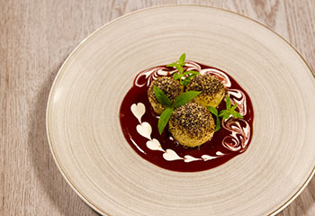 Topfenknödel mit Mohn auf Zwetschkenspiegel Foto: © ORF/Interspot Topfenknödel mit Mohn auf Zwetschkenspiegel Foto: © ORF/Interspot