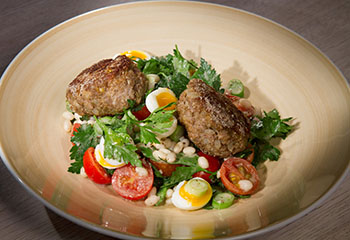 Kalbsfleisch-Bällchen mit weißen Bohnen und Tahina Salat Foto: © ORF/Interspot