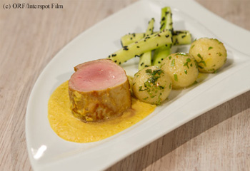 Curry-Lungenbraten mit Erdnussknöderl und Sesamgurke Curry-Lungenbraten mit Erdnussknöderl und Sesamgurke