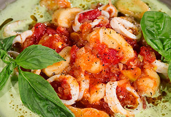 Gnocchi in Tomatensauce mit Calamari und Basilikum-Espuma Foto: © ORF/Interspot