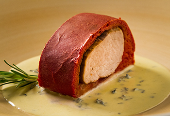 Schweinslungenbraten im Rote-Rüben-Brotteig mit Gorgonzola Foto: © ORF/Interspot Schweinslungenbraten im Rote-Rüben-Brotteig mit Gorgonzola Foto: © ORF/Interspot